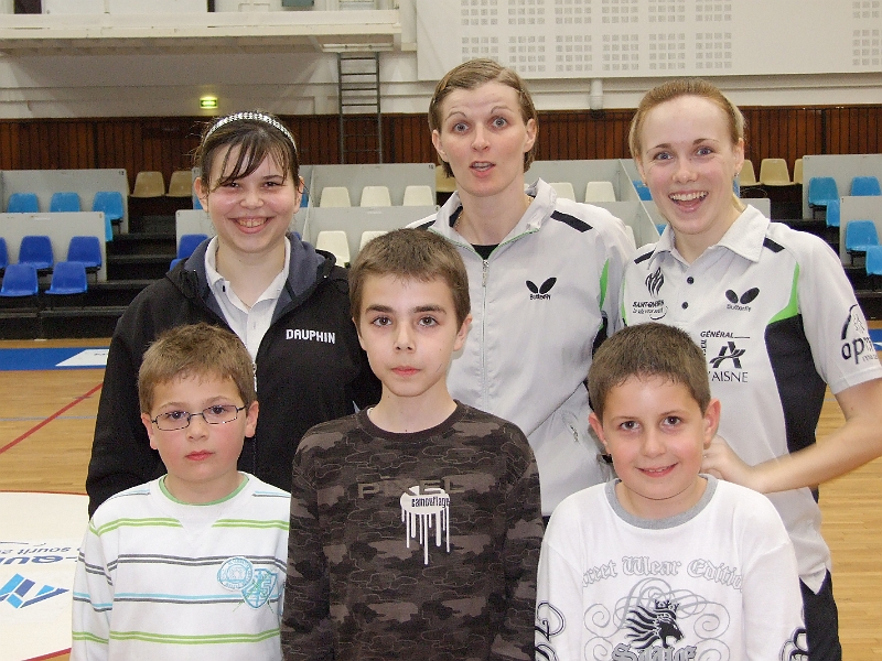Les joueuses avec les jeunes.JPG